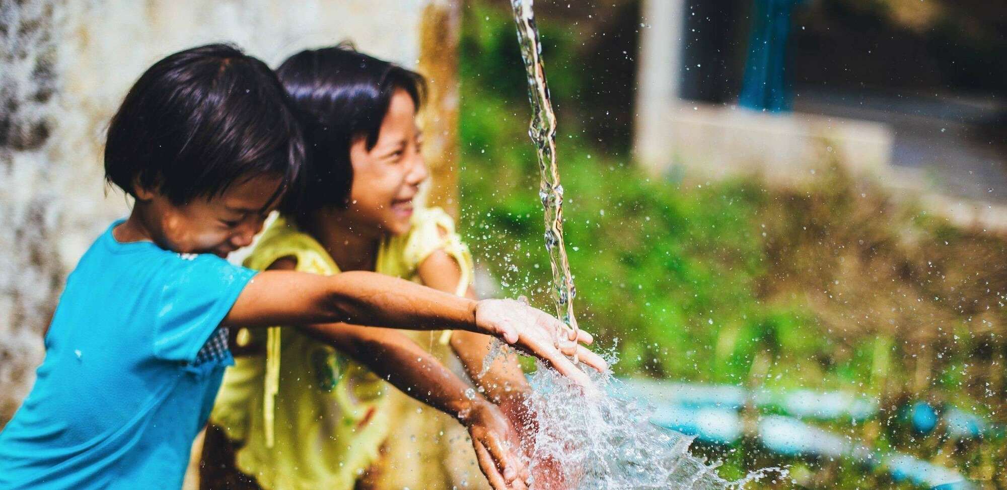 Enfants jouant avec de l’eau