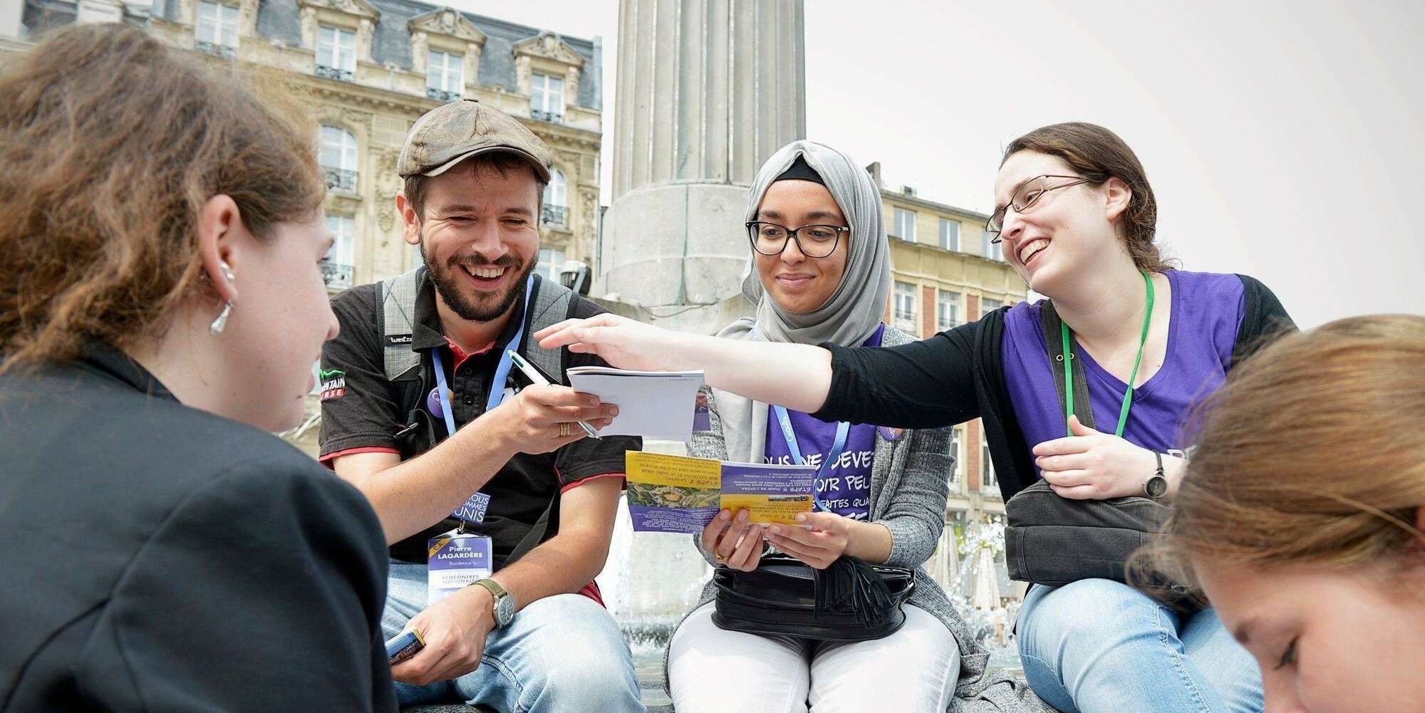 Jeunes engagés dans une action solidaire